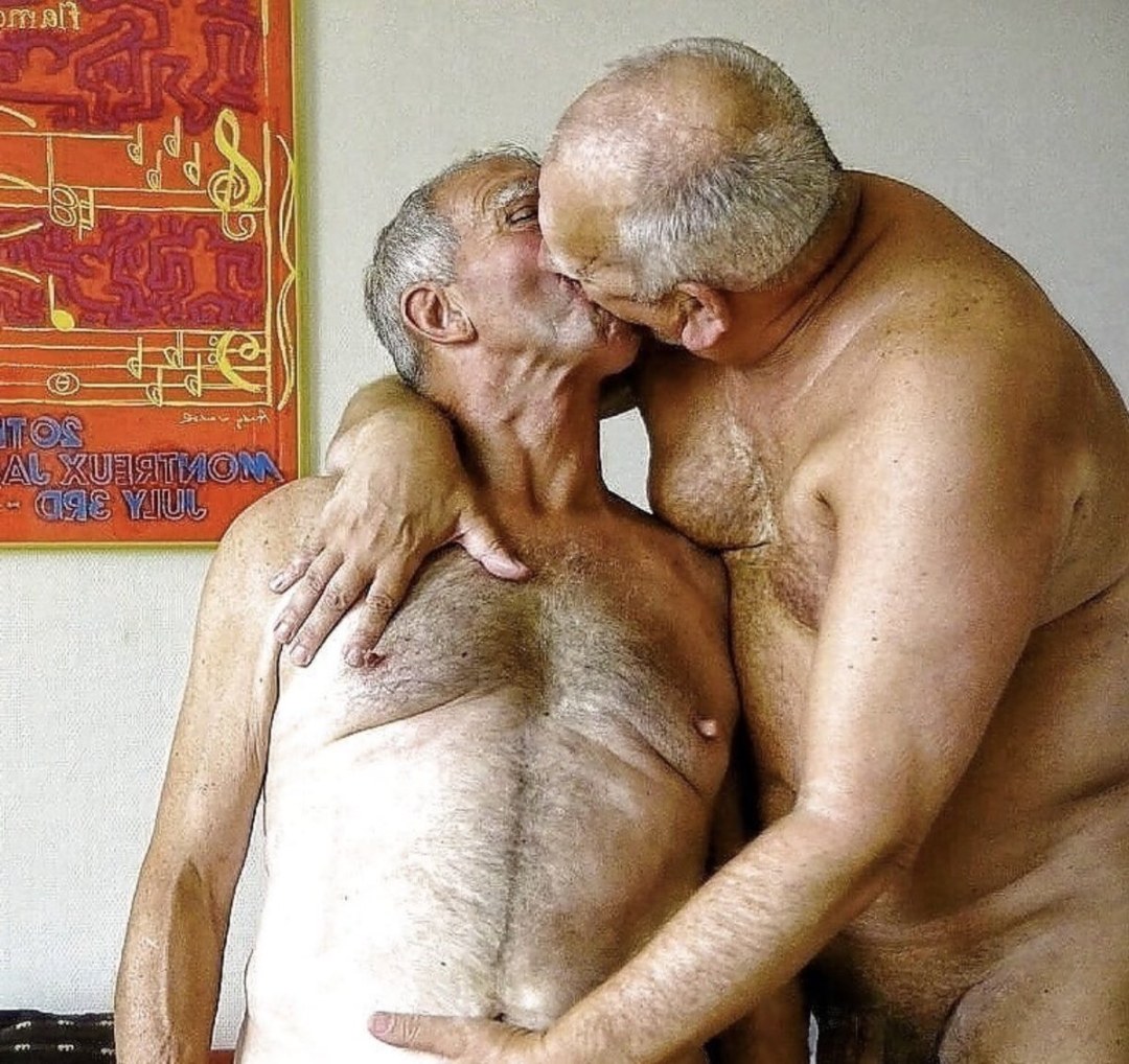 Abuelo desnudo en la computadora