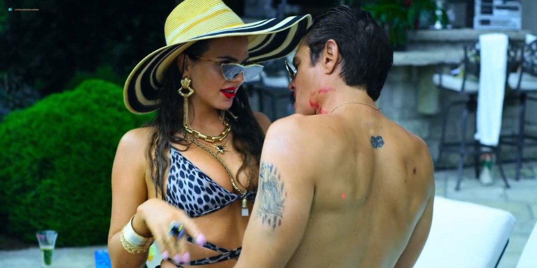 Amber Hurd en la película nunca se rinde