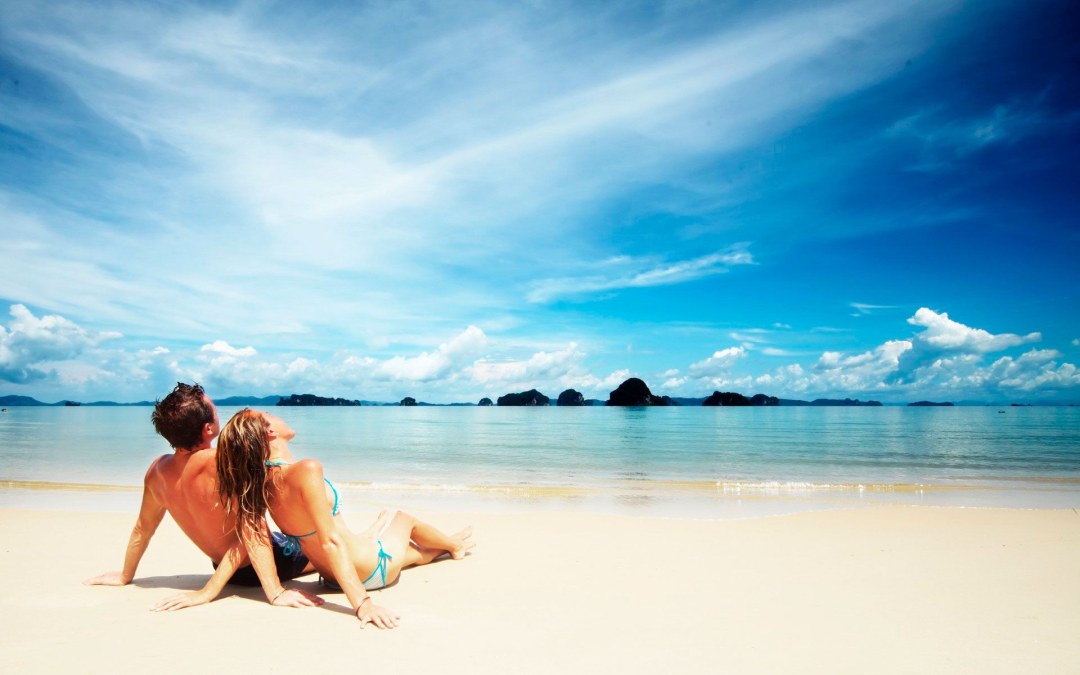 Un chico con una chica en la playa