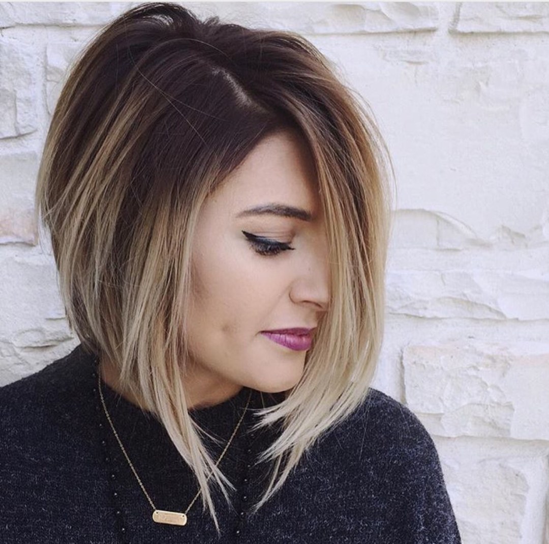 Pixie Haircut con una larga explosión en el costado