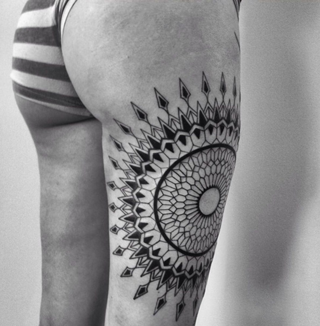 Tatuaje del muslo para mujeres