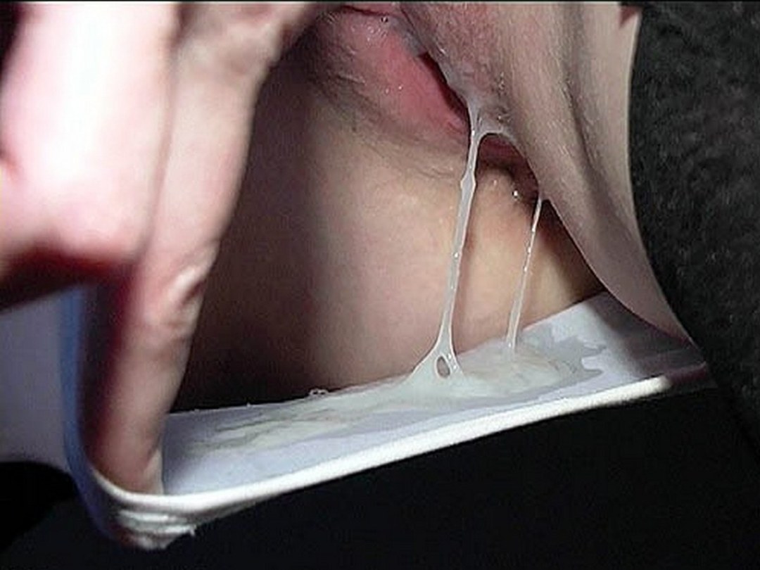 Sexo anal casero a través de bragas con un culo grande y jugoso