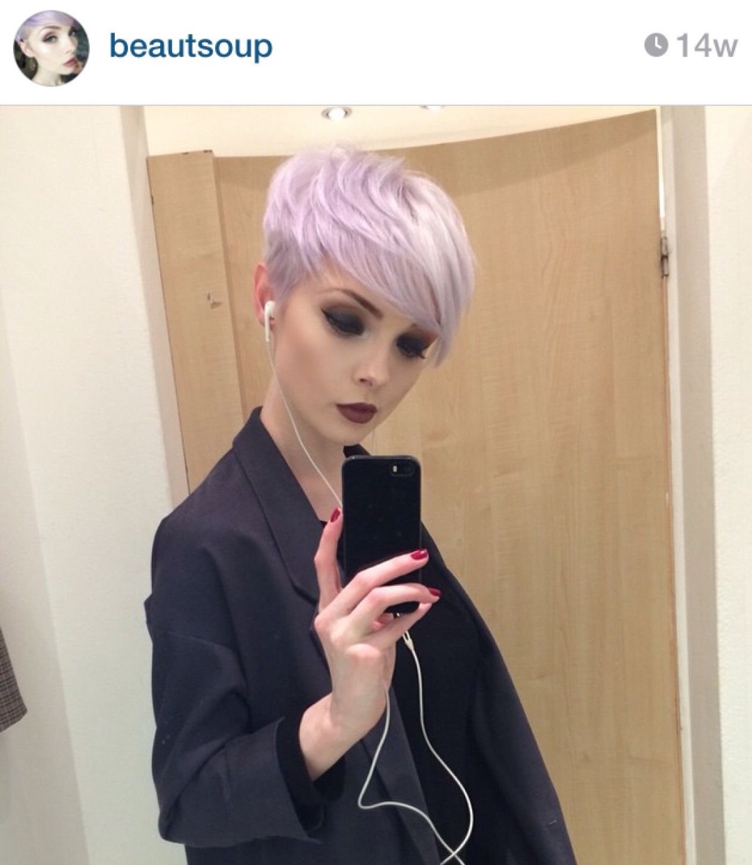 Rubia delgada con un corte de pelo corto desde la parte posterior