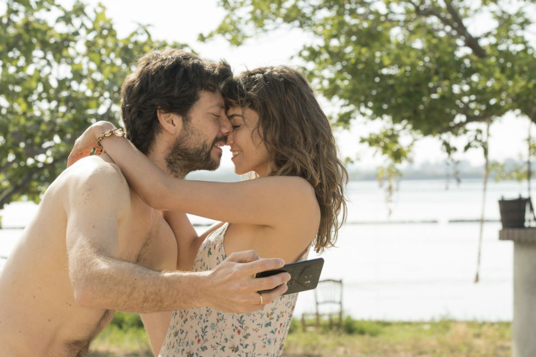 Álvaro Morte está desnudo