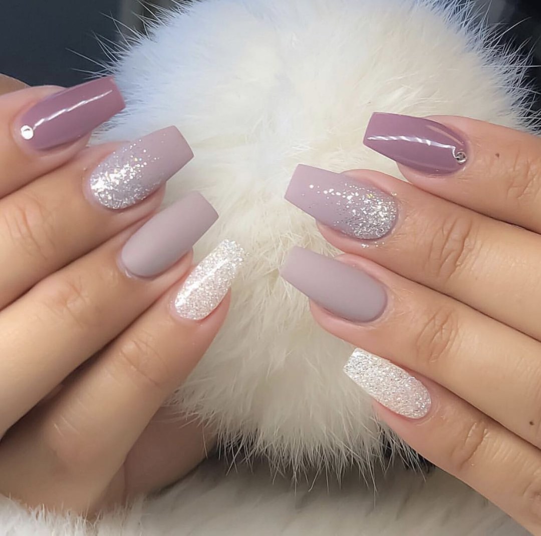 Manicura negra larga brillante brillante