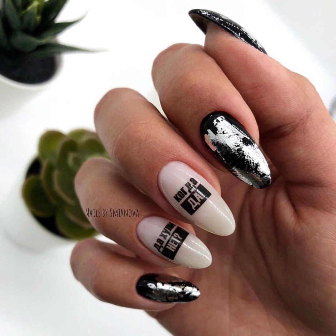 Uñas violetas con negro