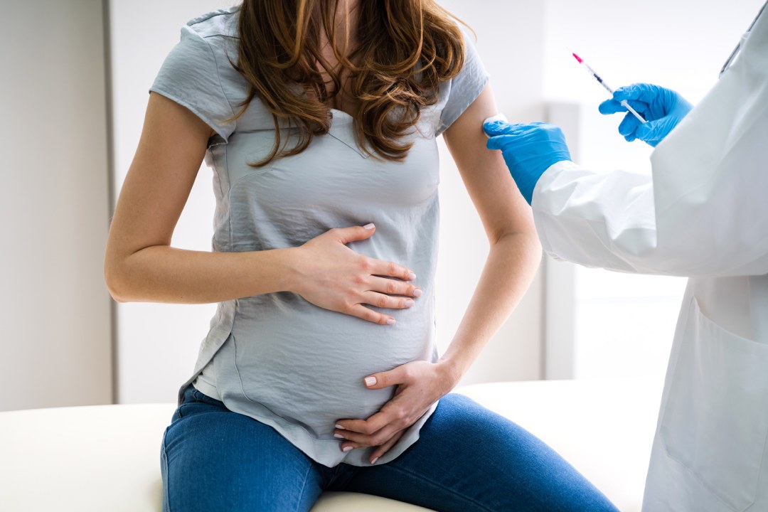 Palpación del abdomen embarazo