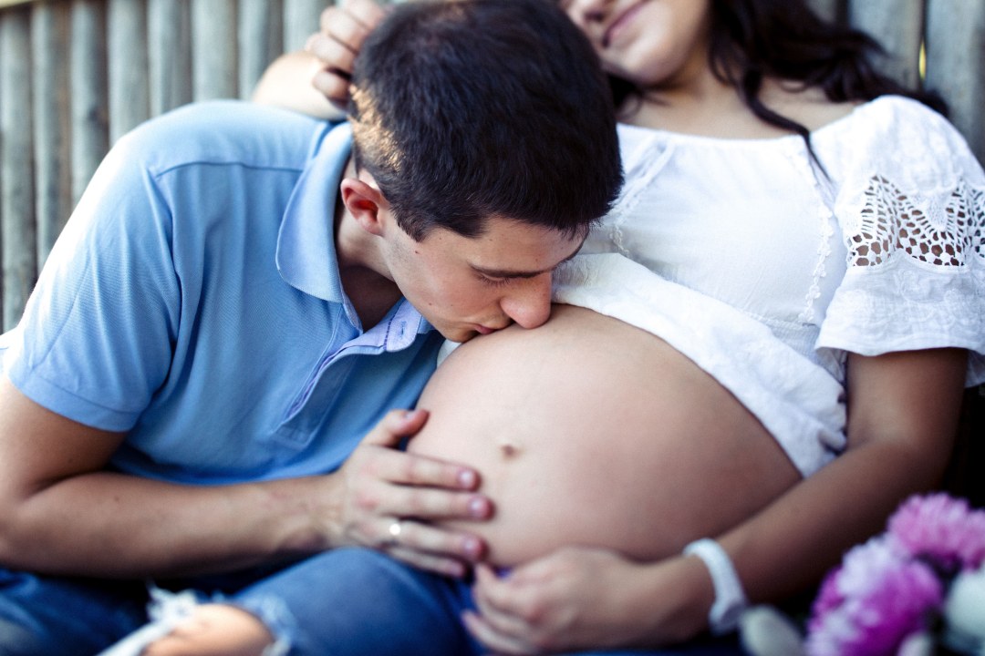 Pareja de niña embarazada