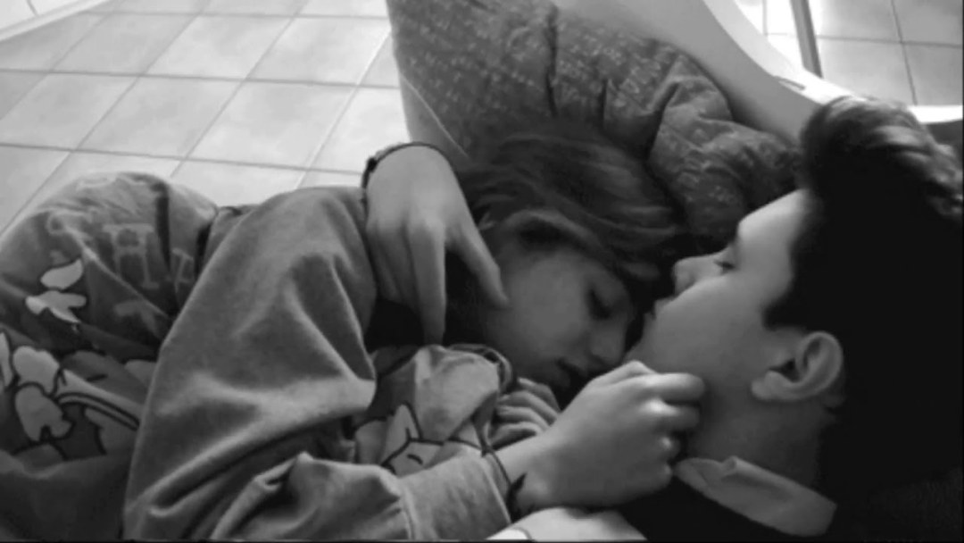 Una dulce pareja de abrazos