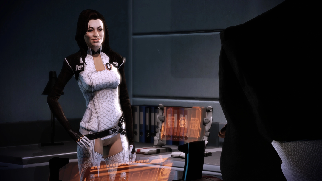 El chico besa al chico en la cama