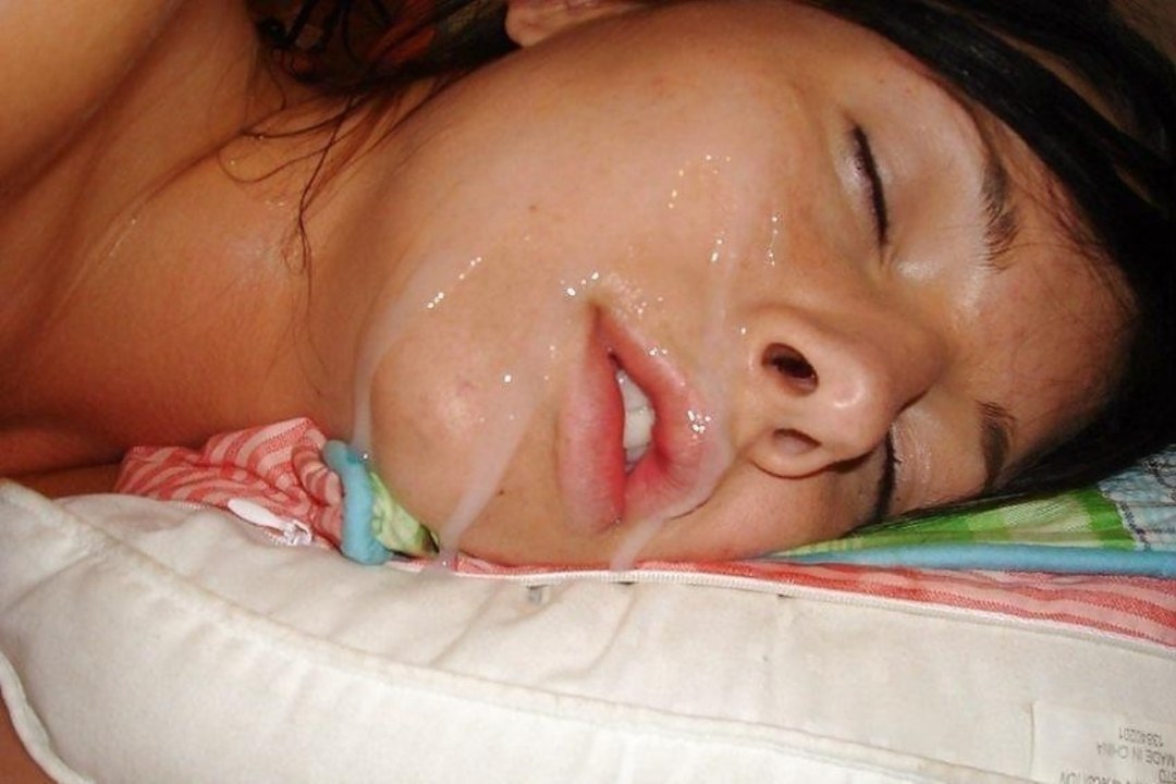 Cum en la cara de una chica dormida