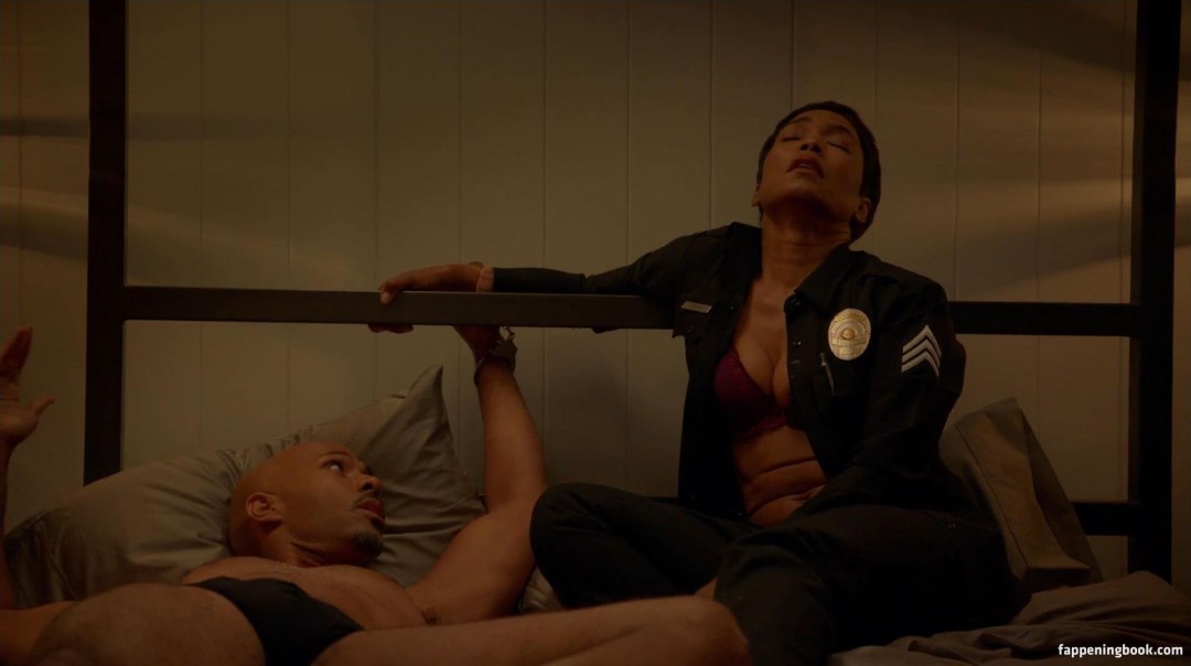 Angela Bassett en topless