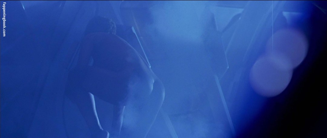 Angela Bassett en topless