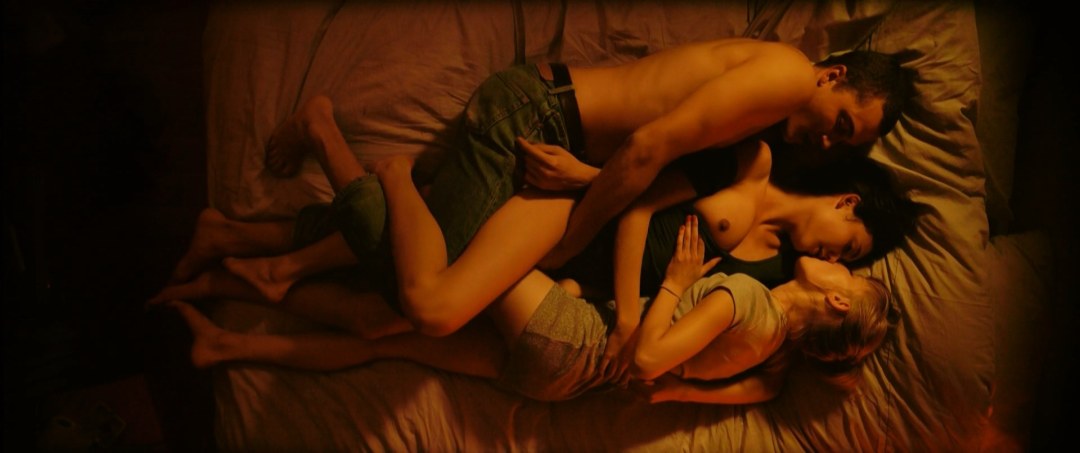 Karl Glusman está desnudo