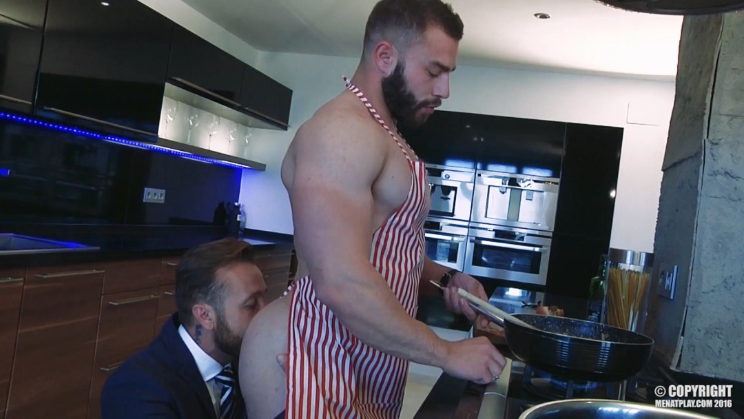 Cocineros desnudos en el trabajo
