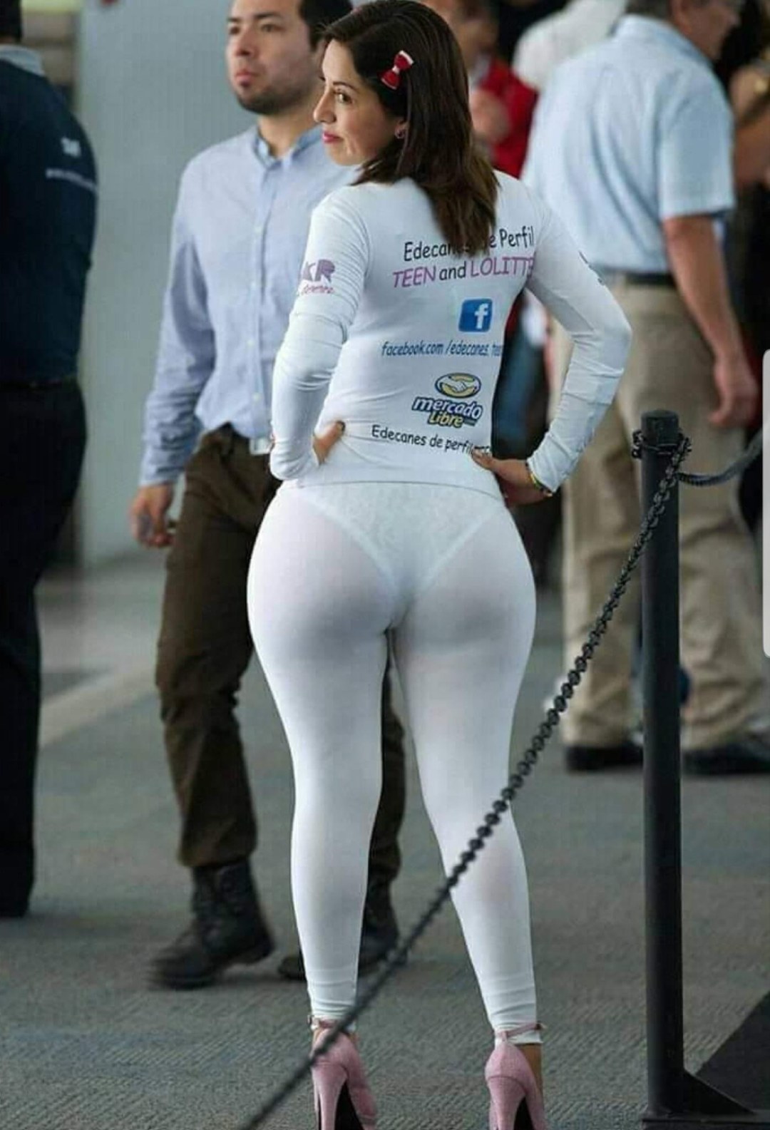 Caderas de chicas debajo de la ropa