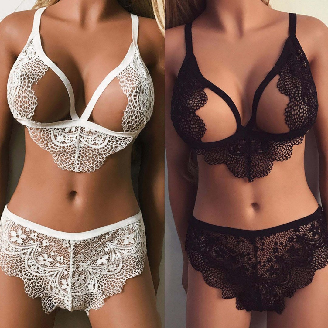 Cosacos desnudos en bragas transparentes