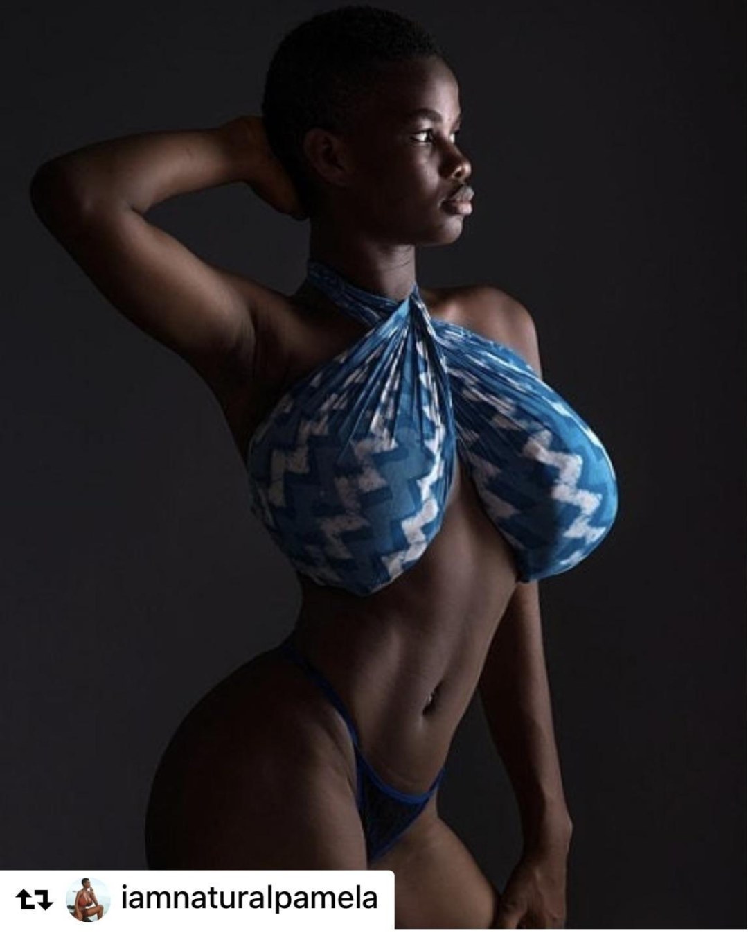Pamela Adam Tetas desnudas