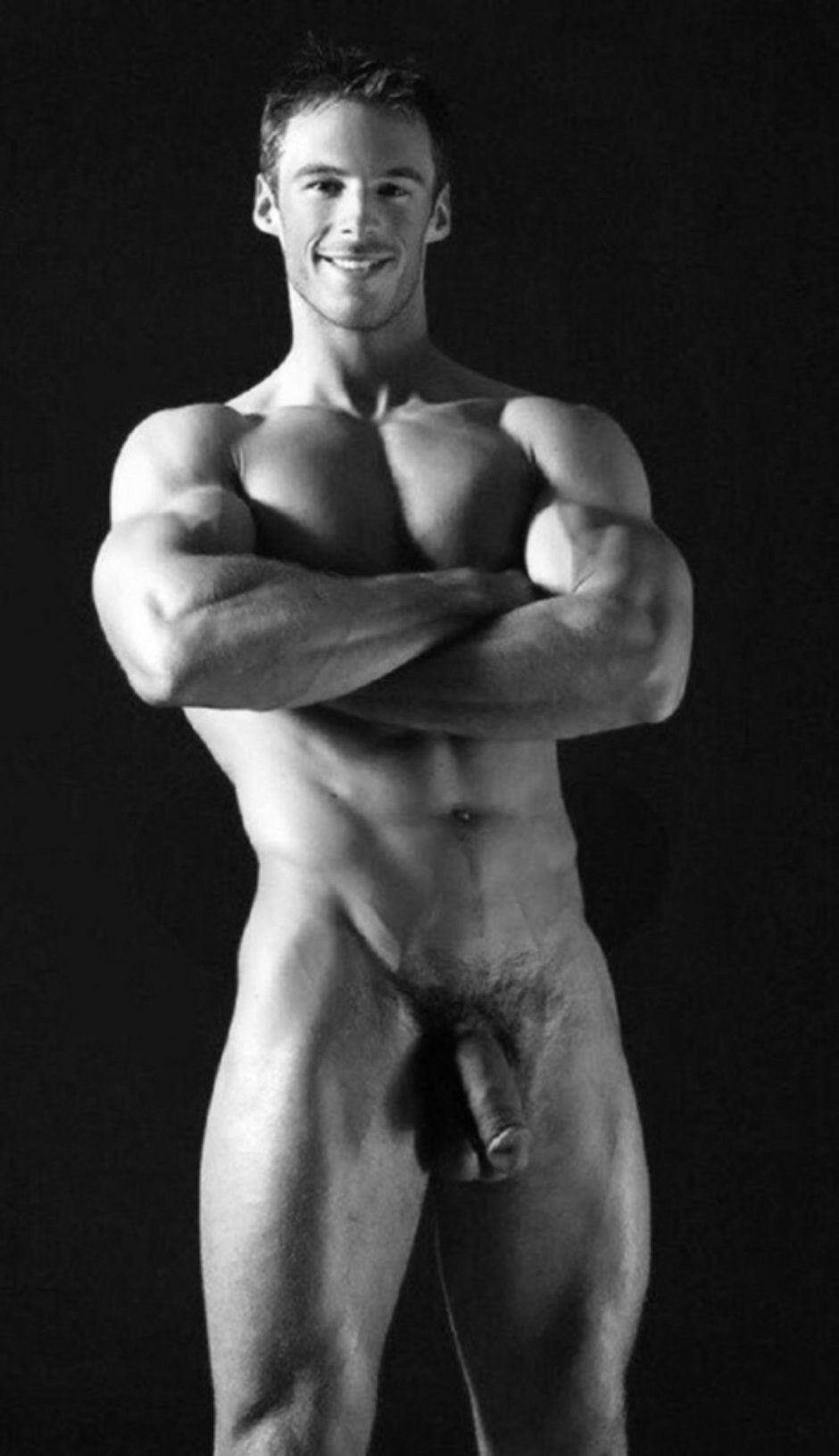 Atleta desnudo con un miembro hermoso