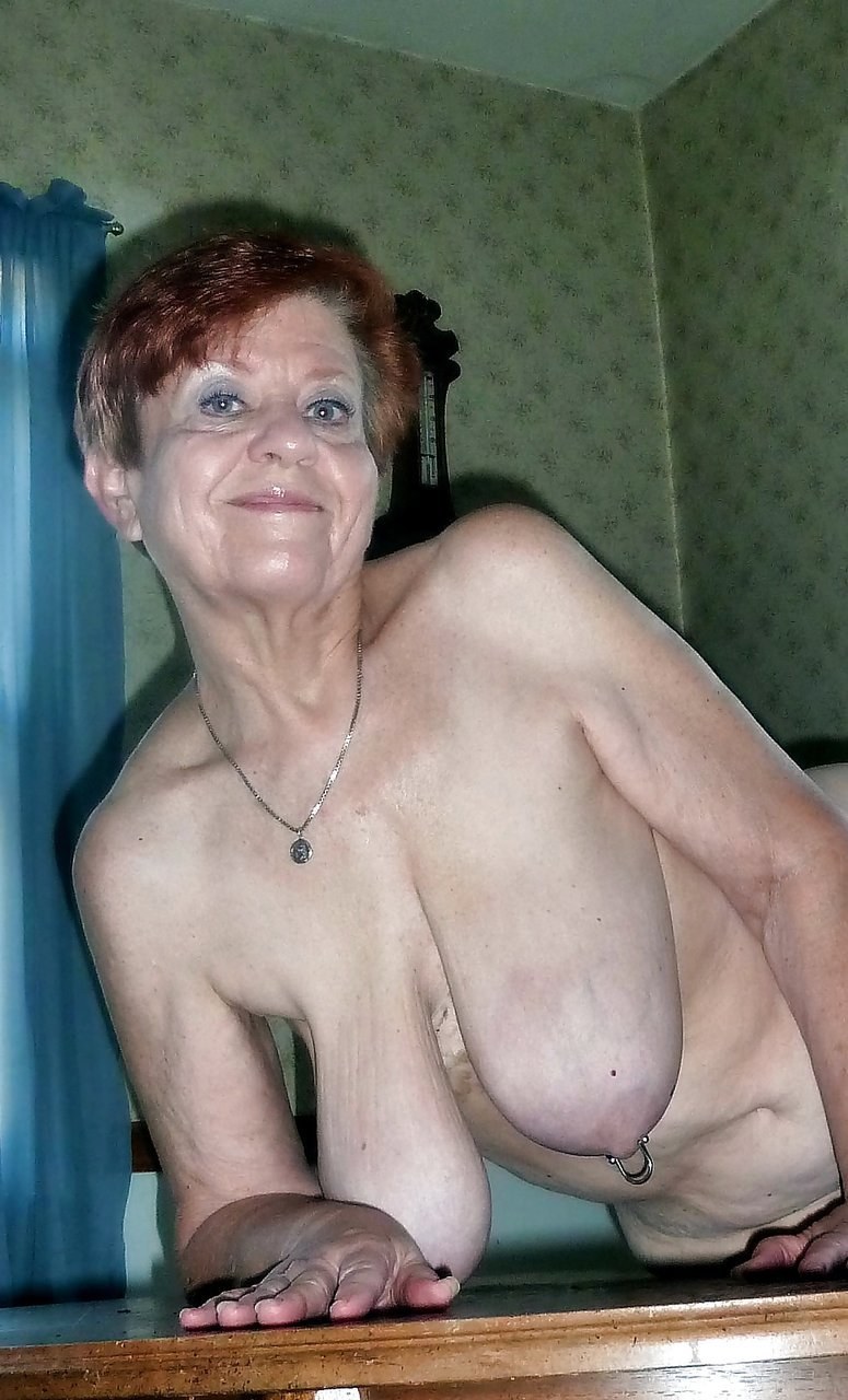 Pequeñas tetas colgantes ancianas