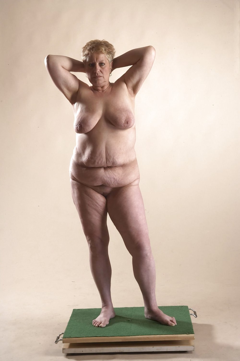 Modelo anciano desnudo