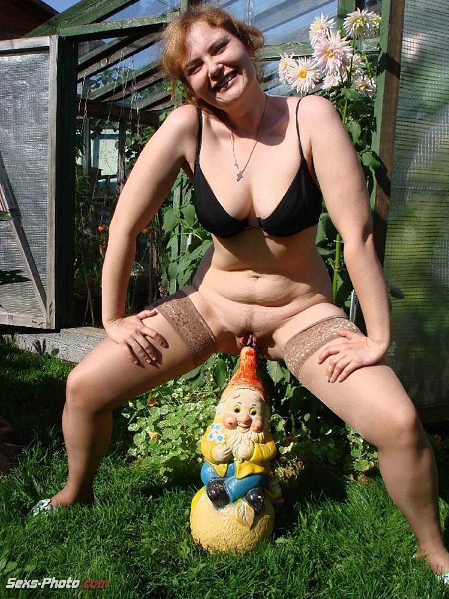 Mujeres maduras desnudas en el jardín