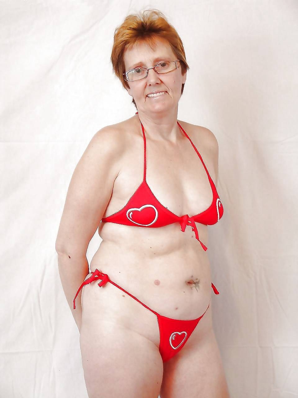 Ancianas desnudas en trajes de baño