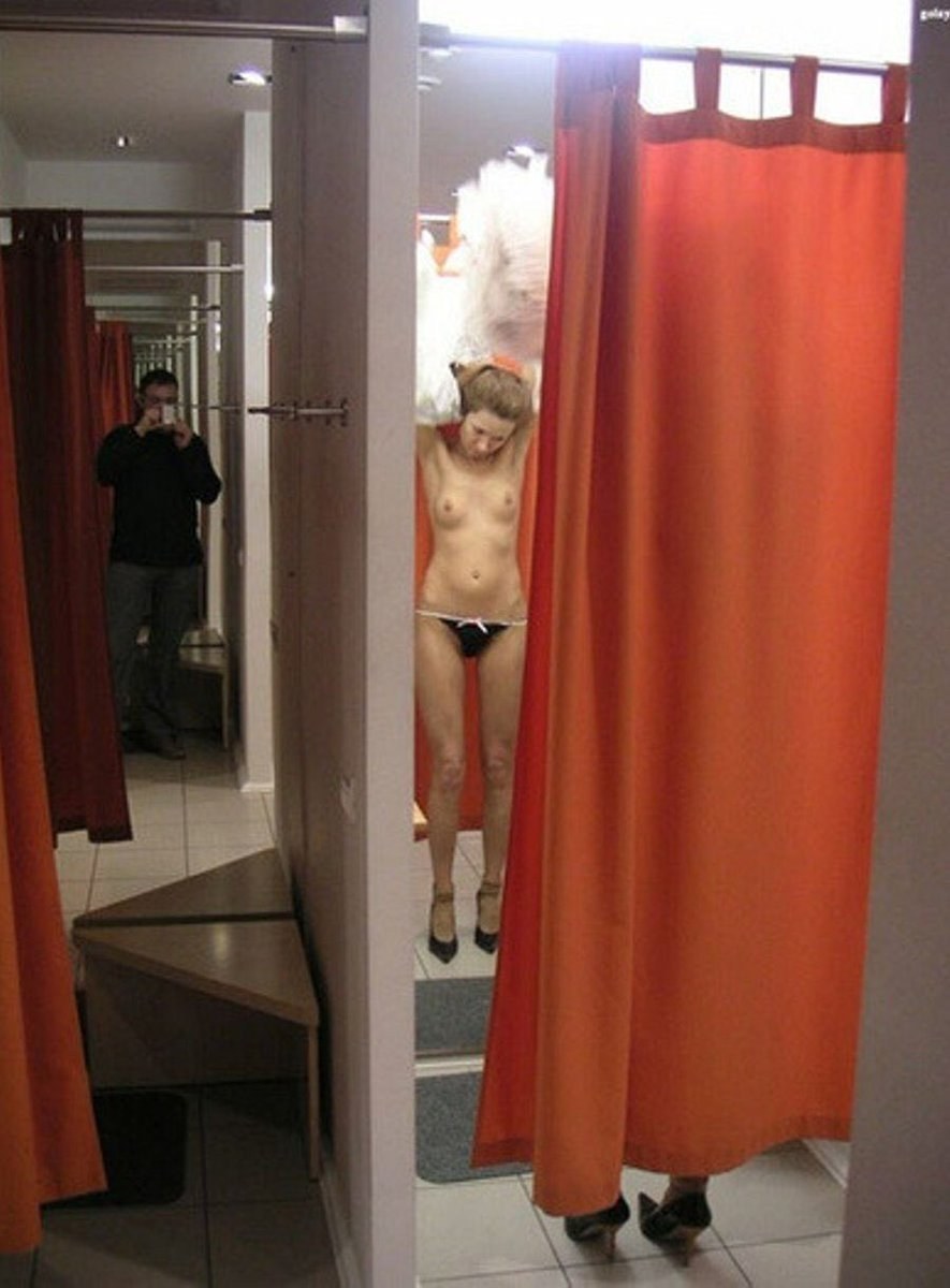 Chicas en la sala de ajuste de la tienda