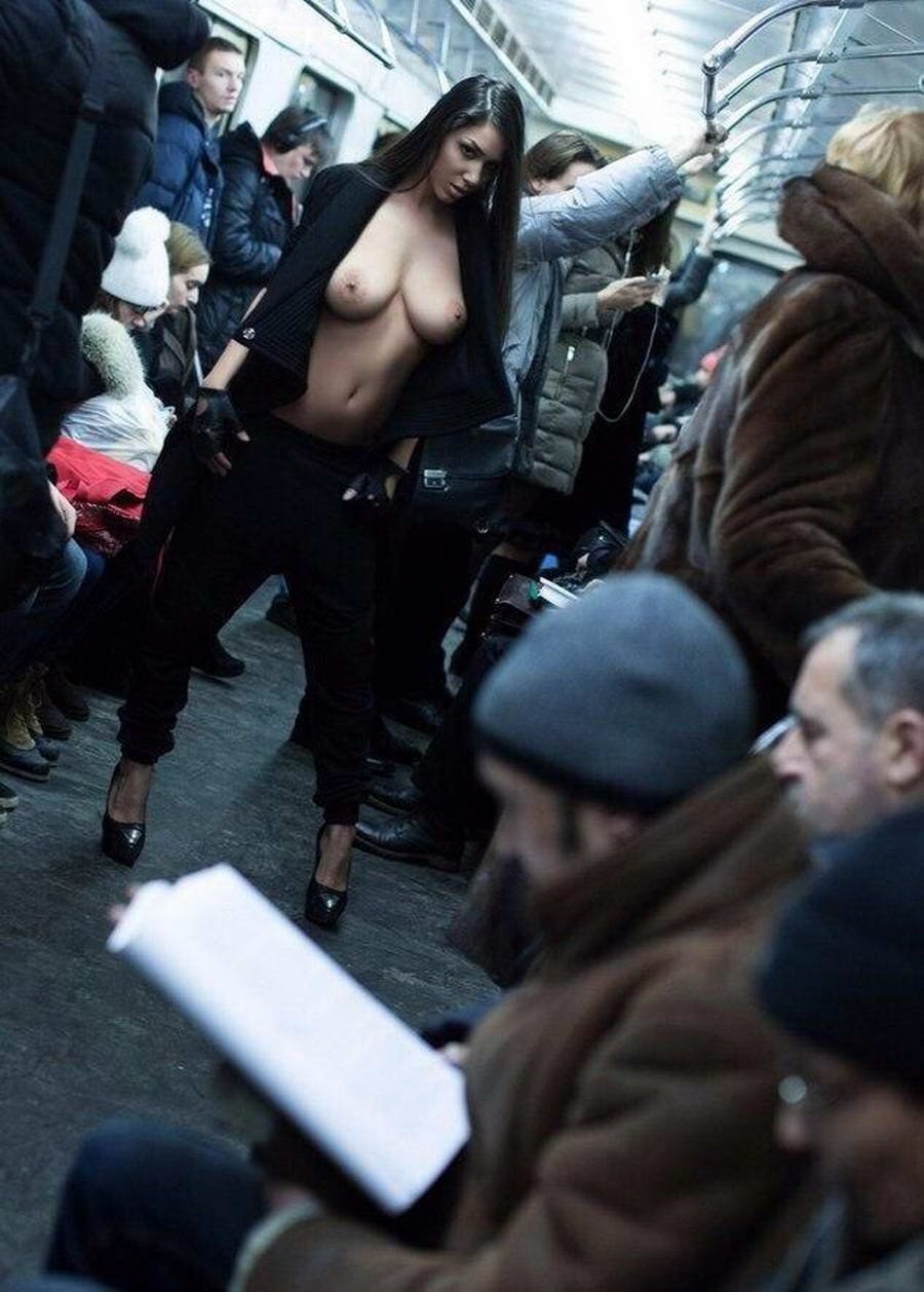 Sesión de fotos desnuda en el metro