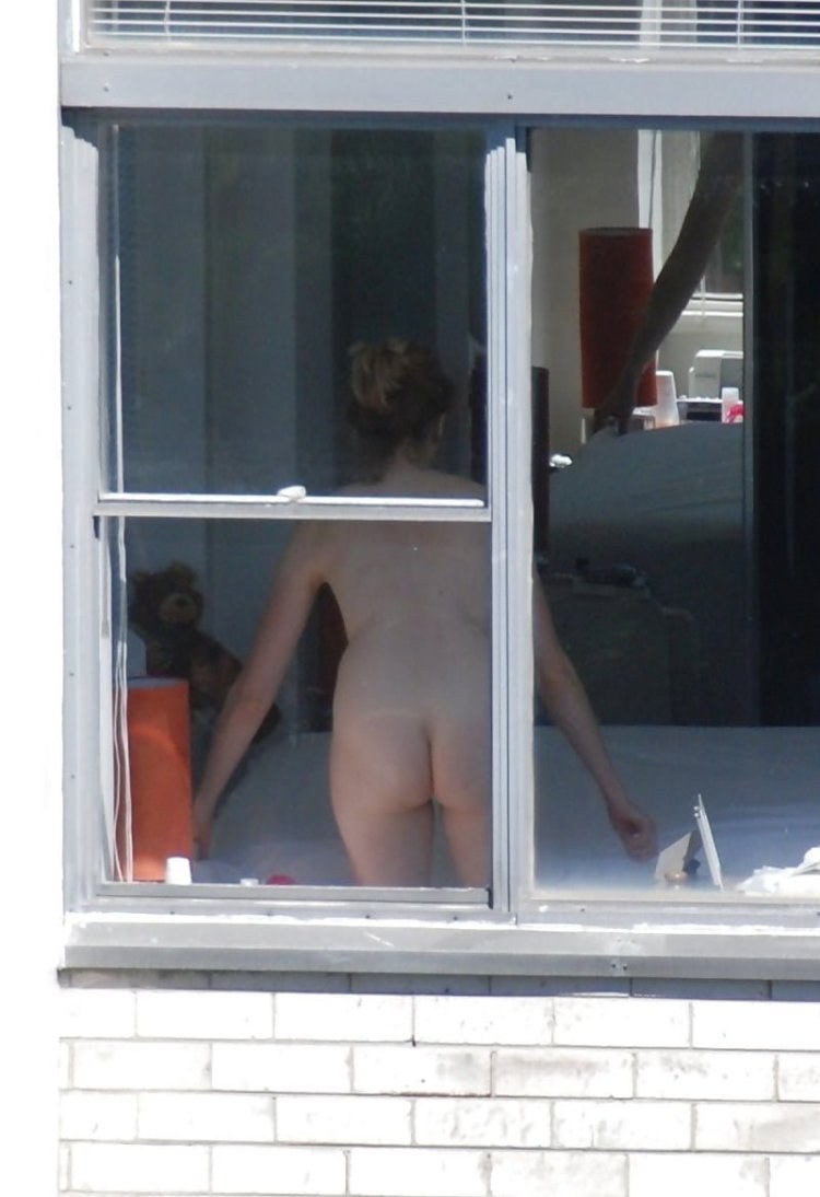 Mirando las ventanas detrás de la desnuda