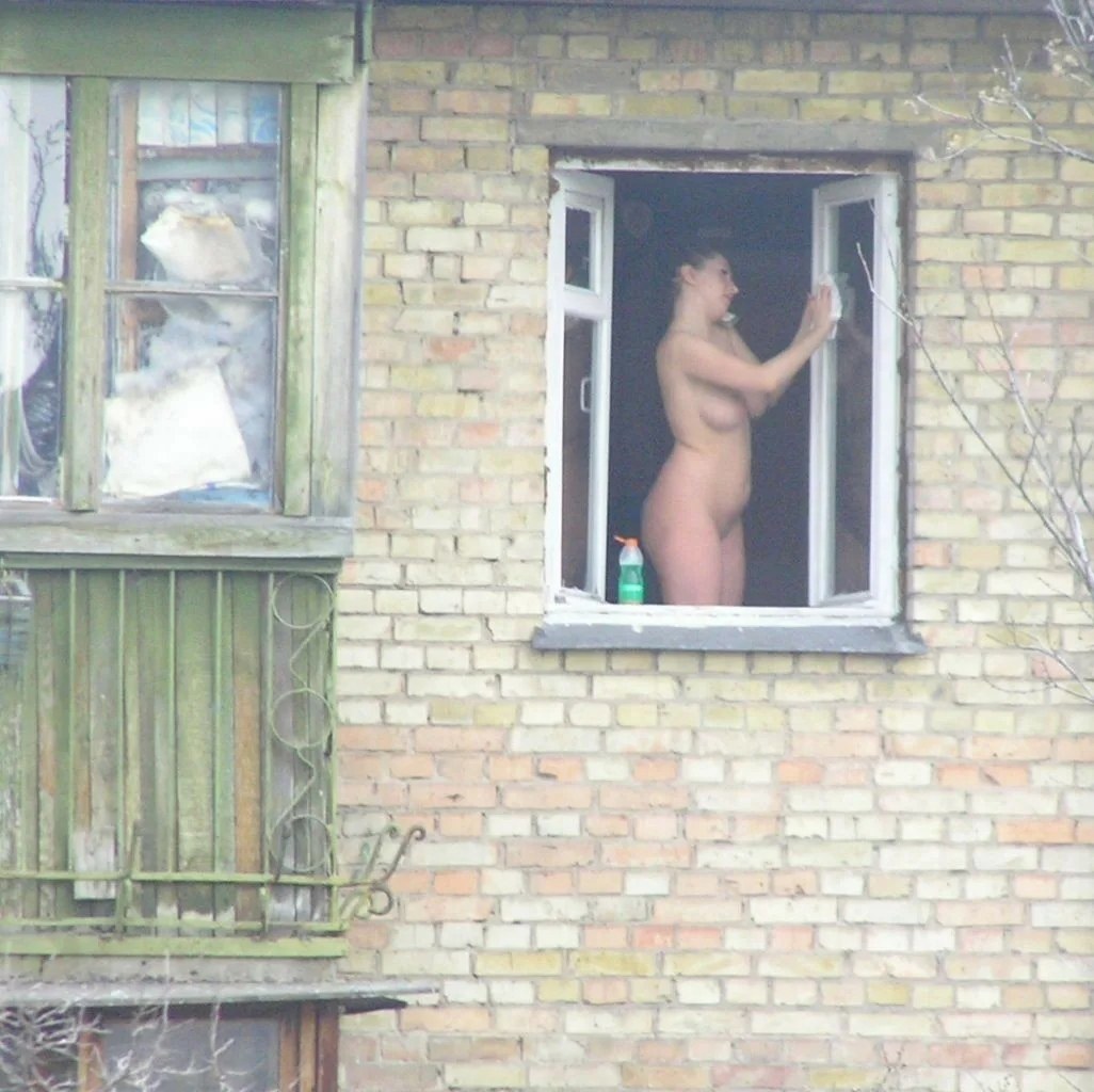 Mujeres mirando en el país