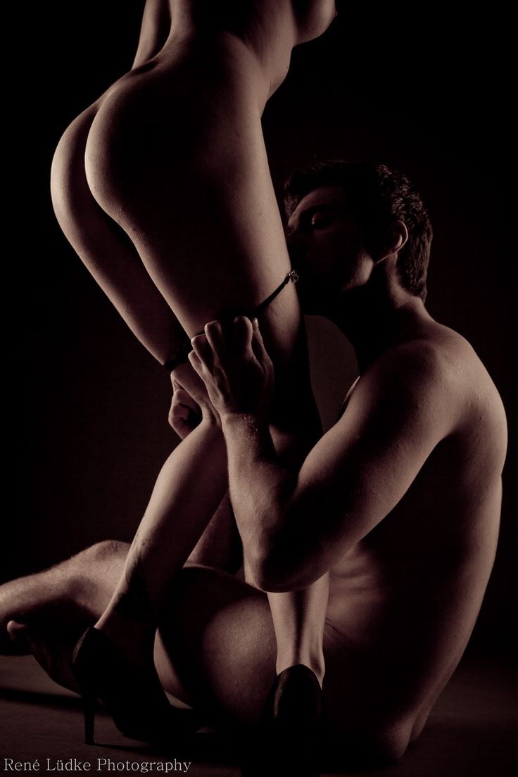 Poses eróticas en la oscuridad