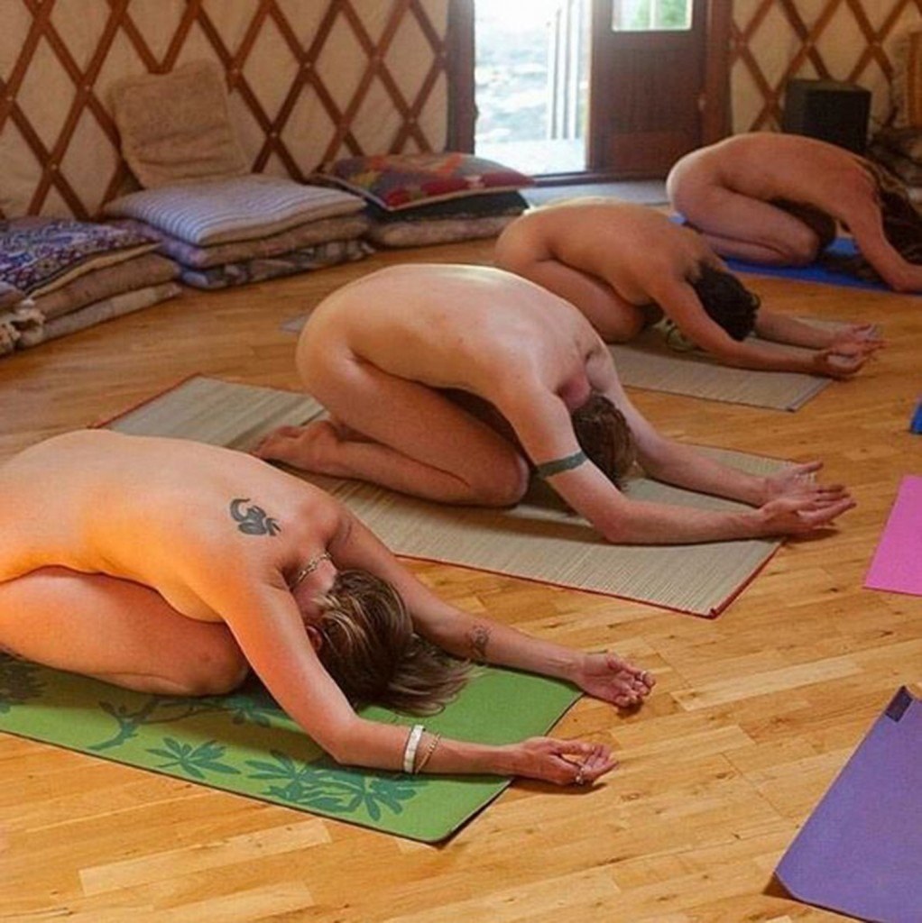 Shannon Blake Yoga desnudo