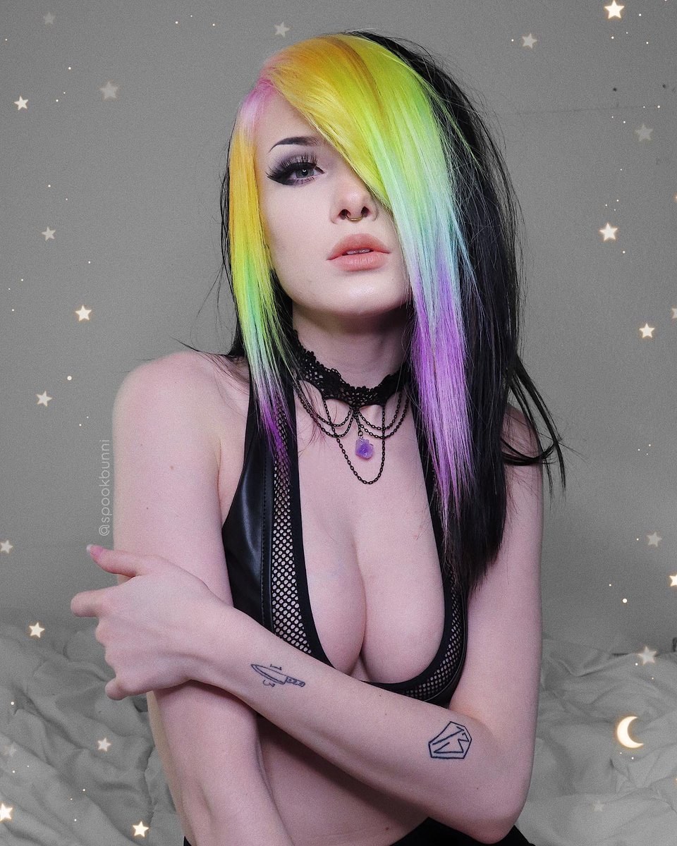 Desnudo con cabello multicolor