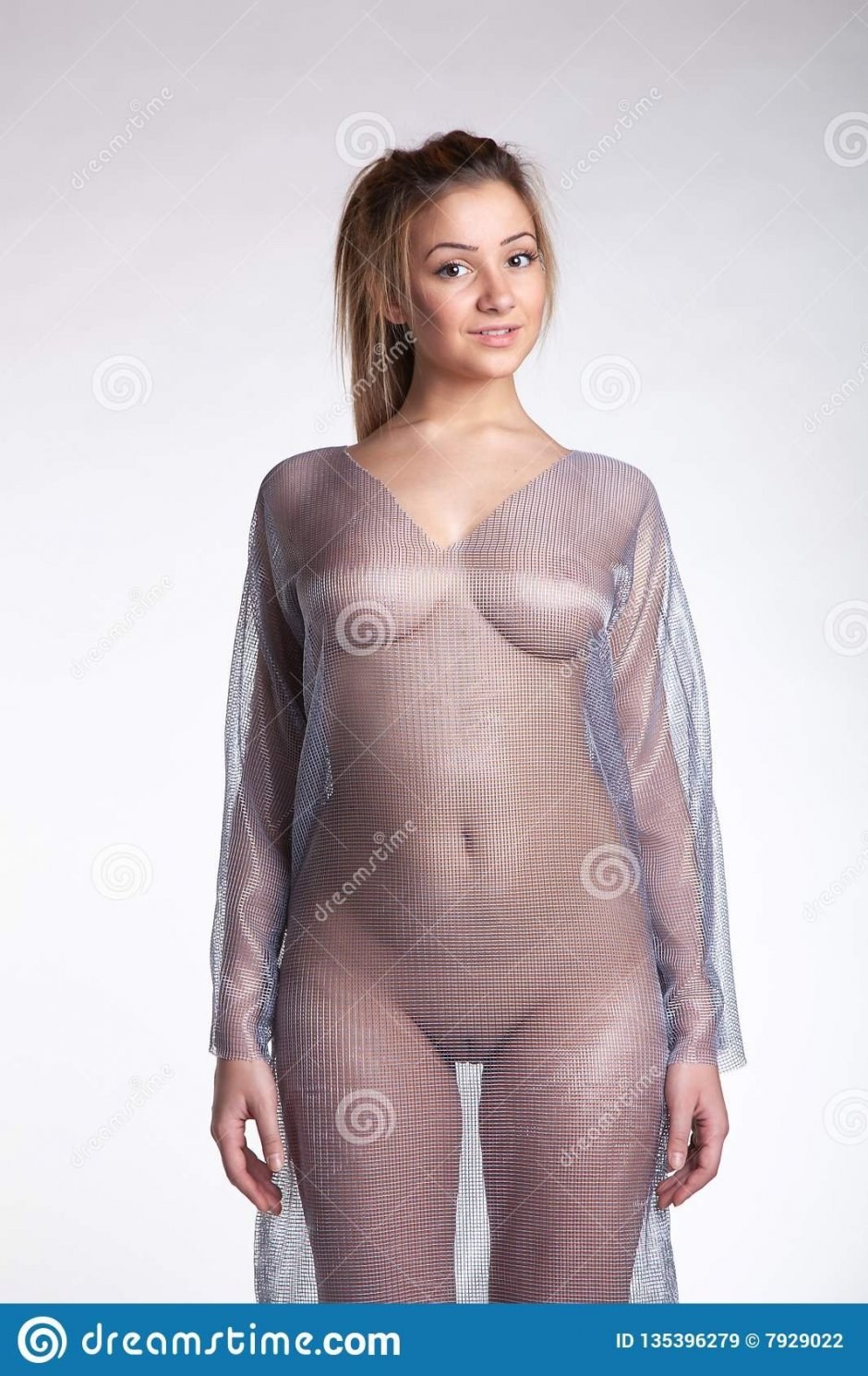Mujeres desnudas con ropa transparente