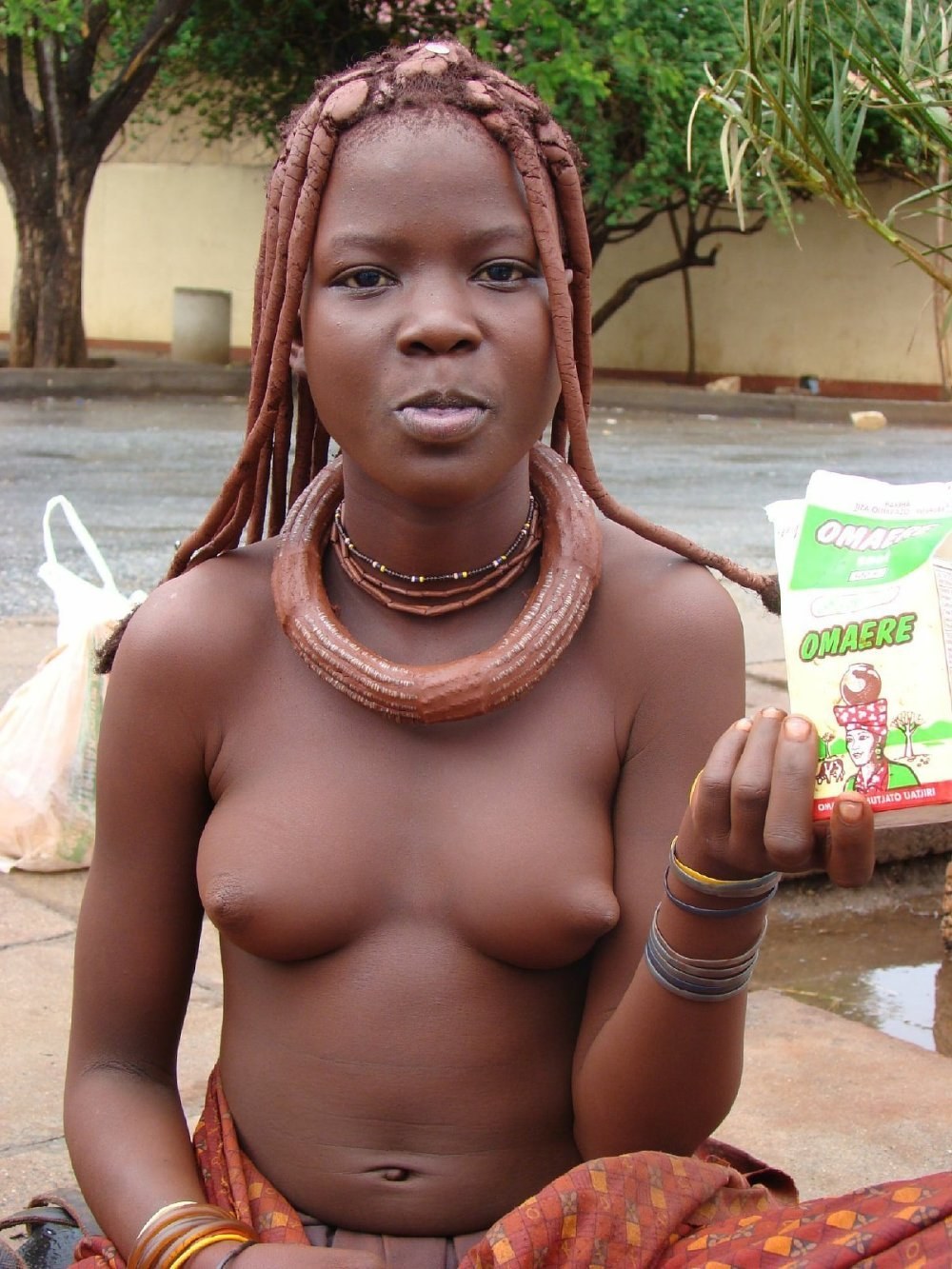 Hermosos nativos desnudos