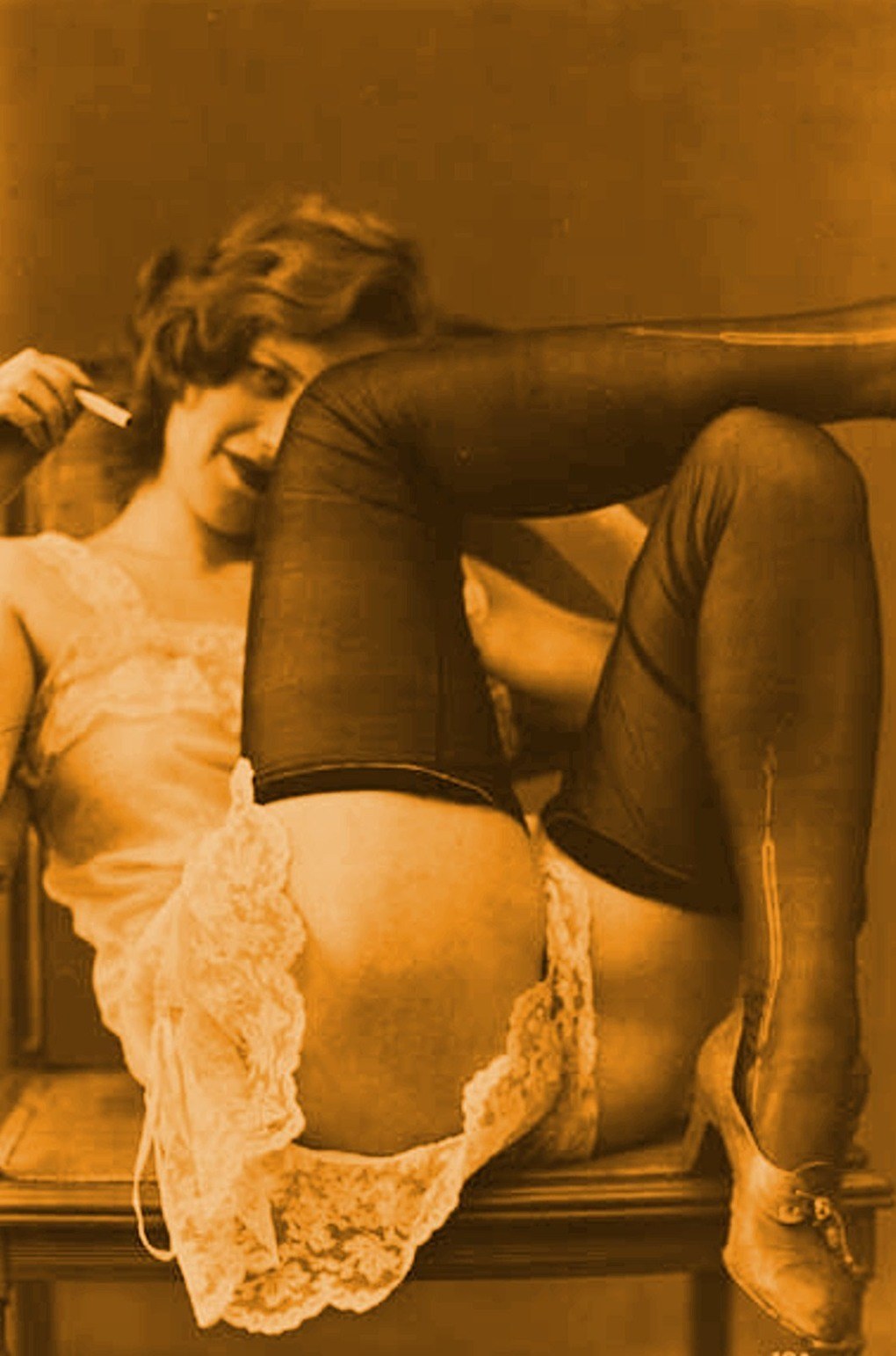 Mujeres desnudas en lencería retro