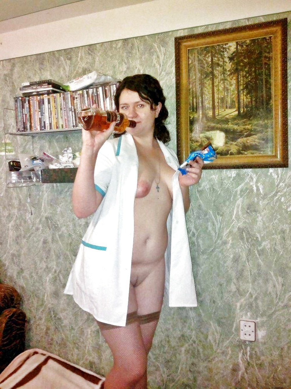 Esposa en una bata de vestir en un cuerpo desnudo