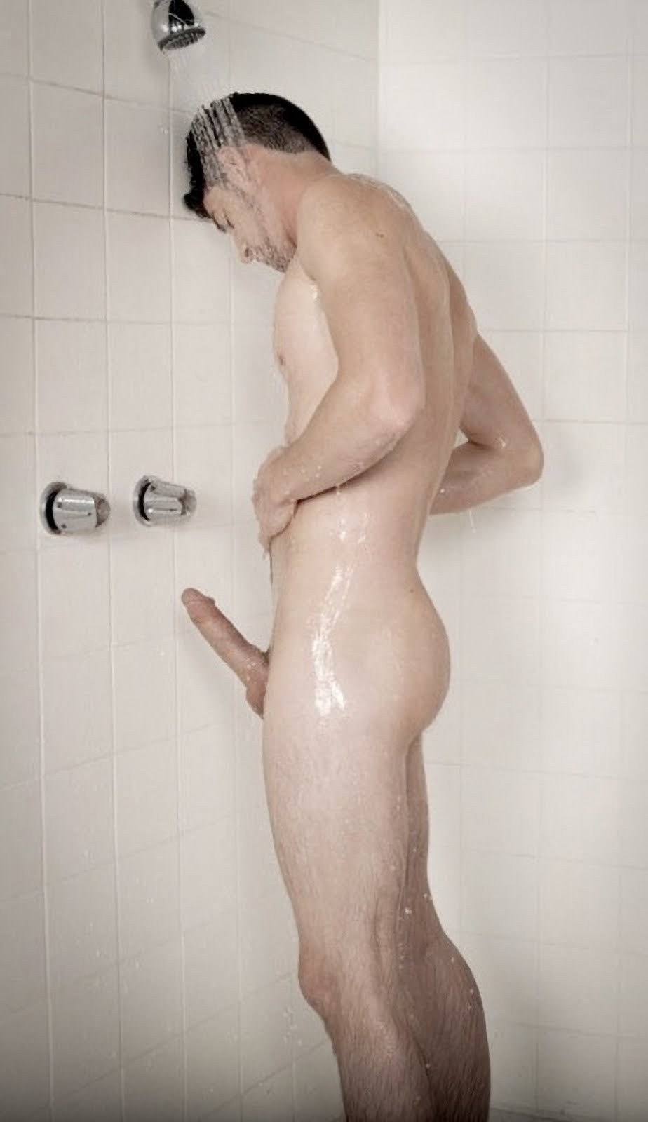 Chicos desnudos en el alma pública