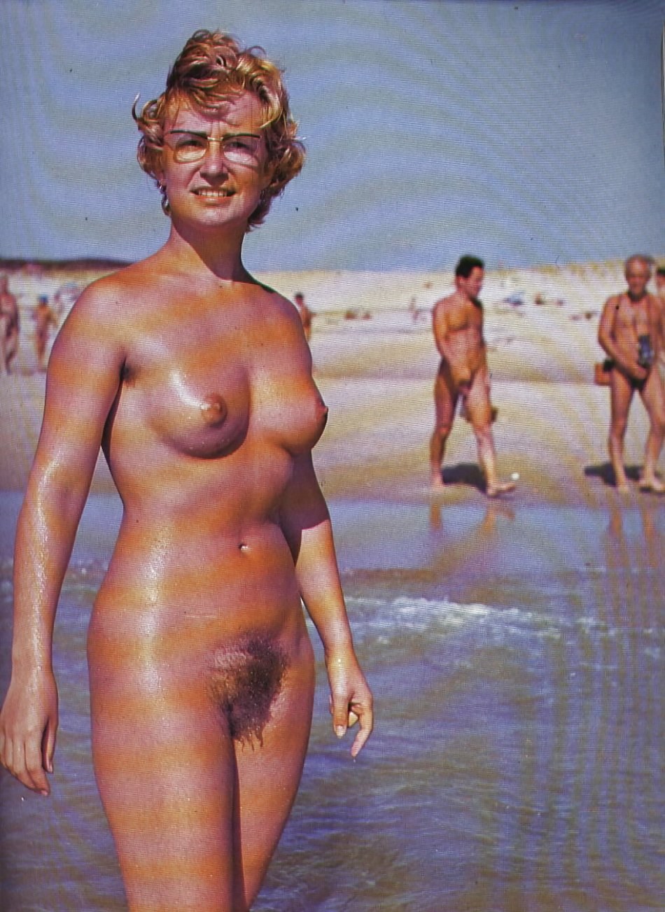 Desnudo pequeño en la playa retro