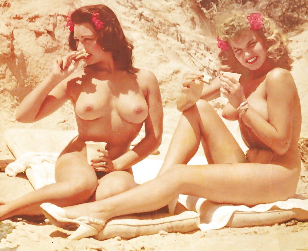 Chicas desnudas en la playa retro