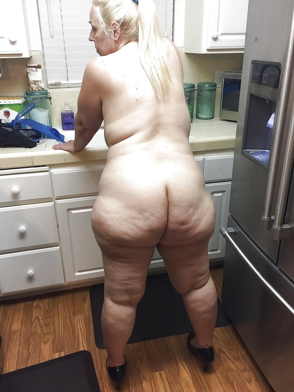 Mujeres de ancianos desnudas con celulitis