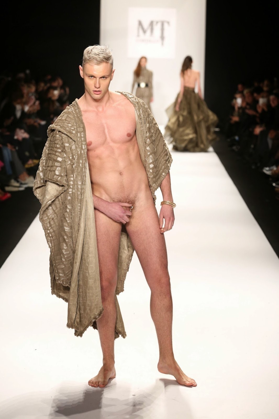 Moda desnuda Charlie le Mind