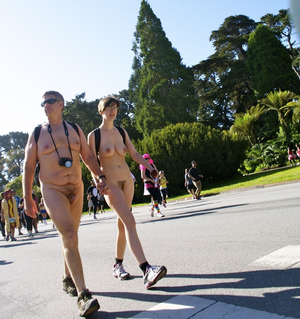 Nudistas en las calles de la ciudad