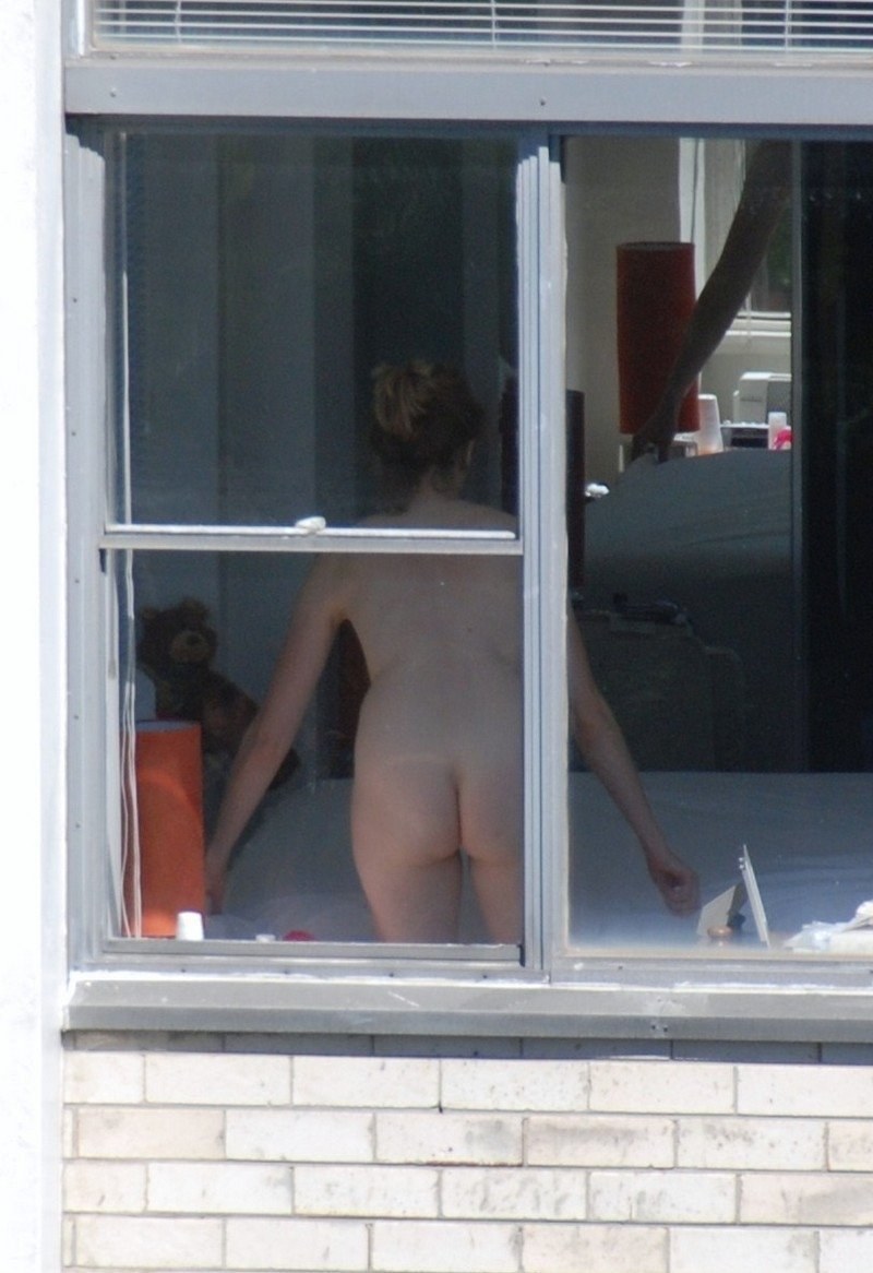 Mirando las ventanas detrás de la desnuda