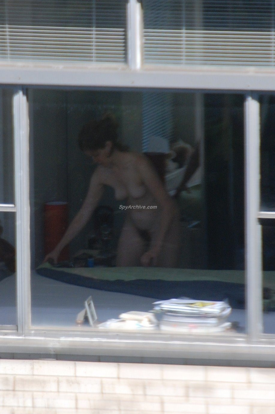 Mirando las ventanas detrás de la desnuda