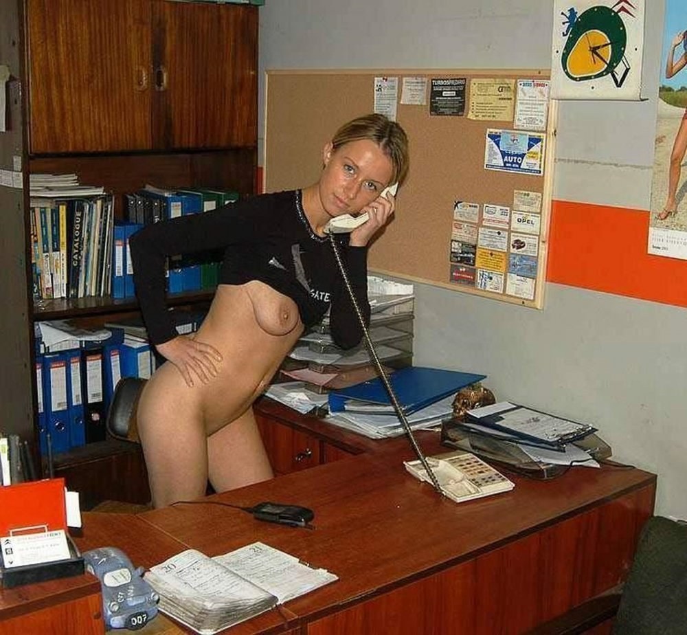 Sin bragas en una oficina de aficionados