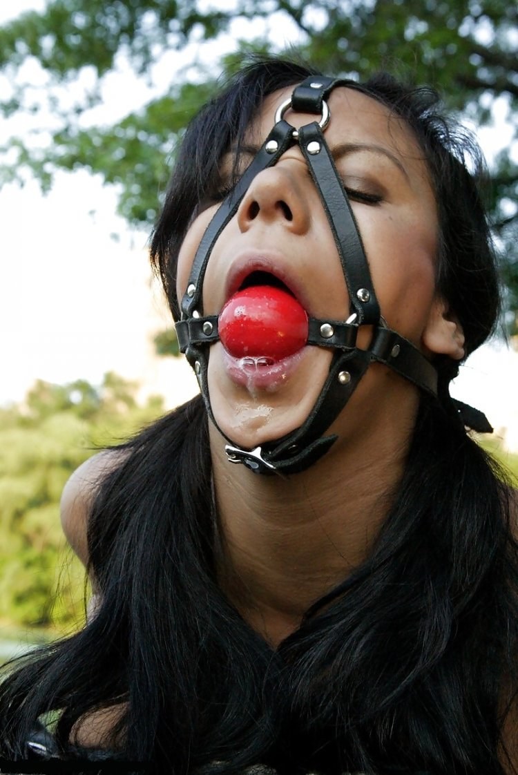 Enormes gags en la boca bdsm