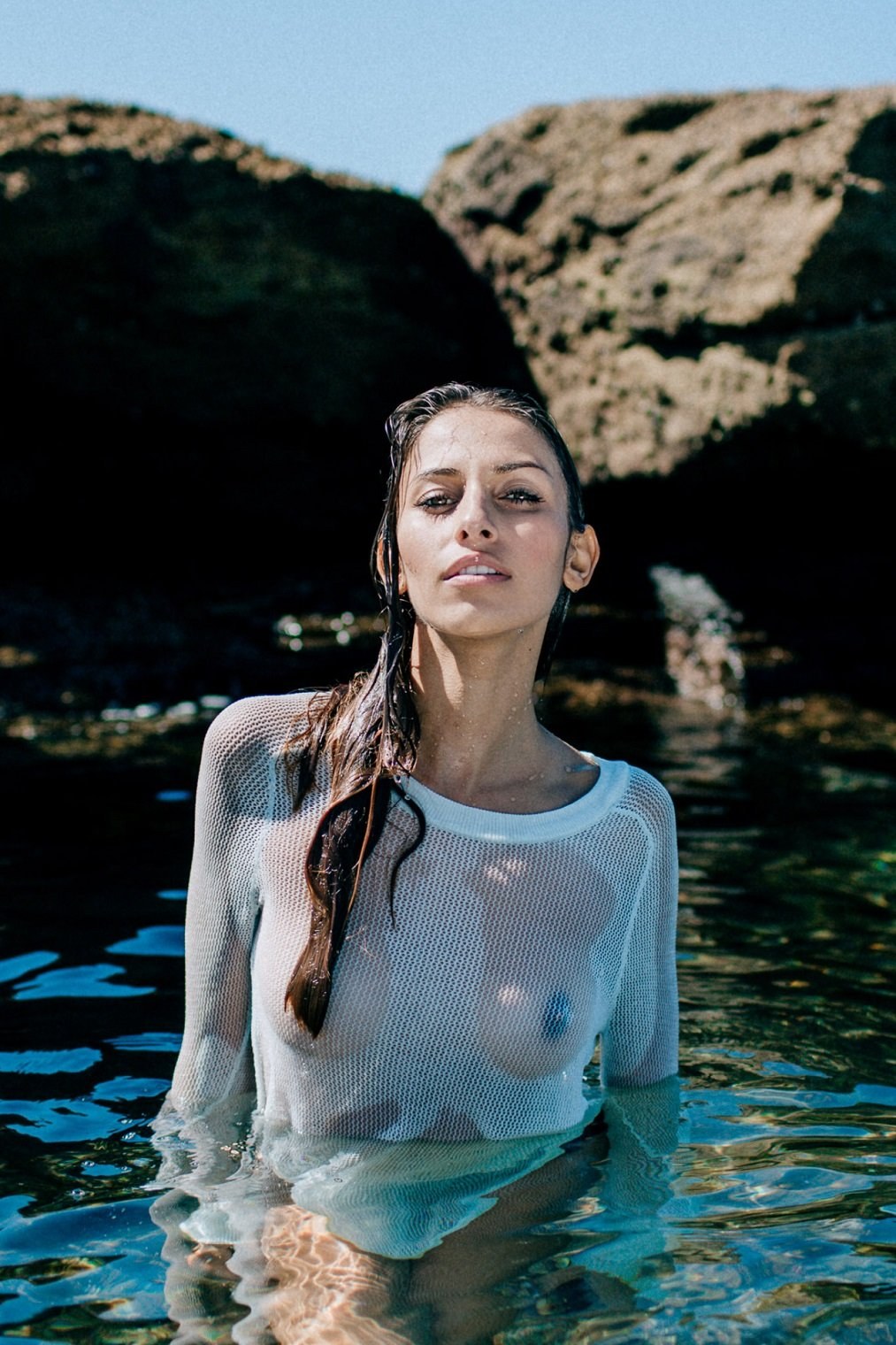 Chicas con ropa mojada desnuda