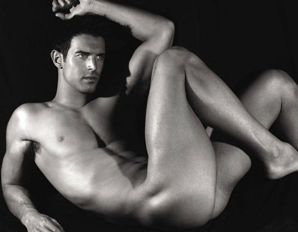 Miembro desnudo de David Gandhi